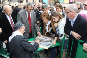 Fulgencio Saura Mira, firmando el cartel a los asistentes.