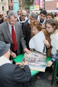 Fulgencio Saura Mira, firmando carteles a los asistentes de la sardinada.