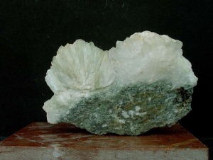 Agregados esfrico-radiales de cristales de prehnita en pargnesis con cristal de roca (cuarzo), a la derecha, de las ofitas de Abarn 