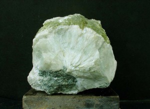 Cristales fibro-radiados de prehnita (blanco con tonos verdosos), recubiertos por epidota (verde intenso), localizados en las fracturas de las metabasitas de Albatera (Alicante) 