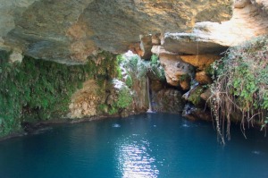 Detalle de la cueva y de la poza, excavadas por el agua en la base de los travertinos [Usero]