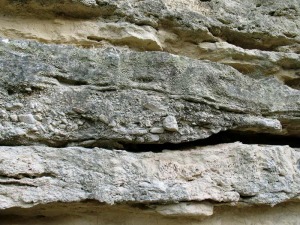 Detalle de las barras de materiales dejadas por el paleocauce del río Mula. Las rocas más deleznables (arenas y arcillas) son las primeras que se están erosionando 