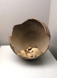Urna funeraria con restos de inhumacion infantil sin ajuar