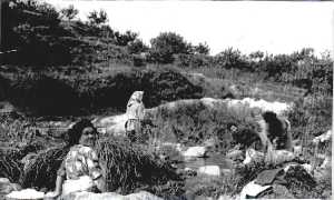 Mujeres de la Cruz lavando en el ro por encima del Salto Lucero, ao 1966