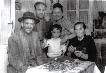 El Chato y su familia abriendo rosas del azafr�n