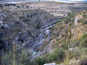 El ro Benamor se encaja y desemboca, al fondo, con el Alharabe. Ambos se unen para formar el ro Moratalla. A la izquierda el cerro de los Molinicos 