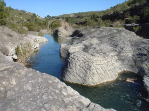 El ro se va encajando conforme avanzamos hacia la falla. La erosin a favor de los sistemas de diaclasas genera este aspecto amorcillado de las rocas 