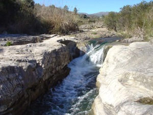 Vista de una cascada del estrecho de Bolvonegro 