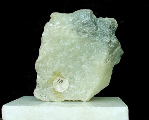 Talco masivo y compacto (variedad esteatita). Ejemplar de la colección de minerales del IES San Juan Bosco (Lorca) 
