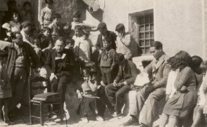 Antonio Oliver en una Misión Pedagógica en la pedanía murciana de Valladolises en el año 1935