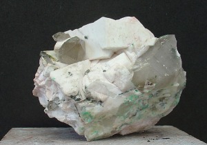 Ortosa (blanco) con cuarzo (incoloro) 