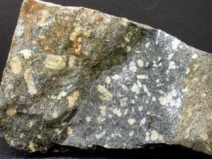 Cristales de plagioclasa en un basalto 