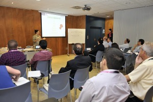 Los asistentes a los talleres atendiendo a la explicaci�n 