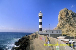 Figura 1. Faro de guilas situado al comienzo del dique de abrigo del puerto