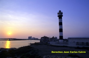 Figura 1. Faro de El Estacio situado a la salida del canal que le da nombre