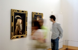 Visitantes ante el retrato de Felipe V