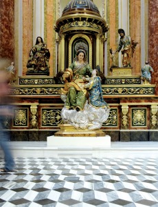F. Salzillo. Santa Ana ensea a leer a la Virgen. 1767-1769. Madera policromada y estofada. 205 x 120 x 105 cm.