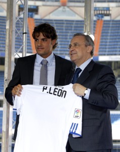 Pedro Len con Florentino Prez, presidente del Real Madrid, el da de su presentacin