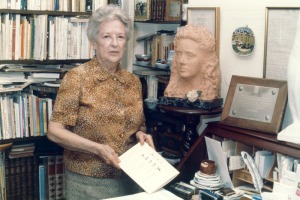 Carmen Conde en su domicilio madrileño en 1985 