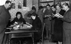 Carmen Conde en la biblioteca de la Universidad Popular de Cartagena en 1933 