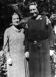 Carmen Conde con Gabriela Mistral en El Retiro en 1933 [Carmen Conde]