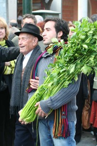 Juan Rita y El Nieto con una mata de apio 