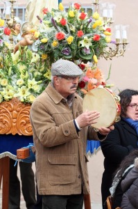 Auroro tocando la pandereta