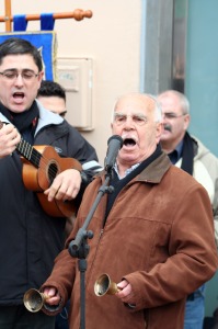 Auroro de Lorca tocando las campanillas