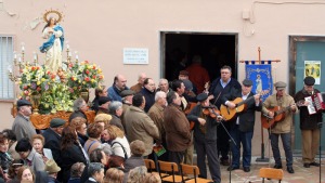 Tocando aguilando ante la Virgen