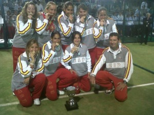 Patty Llaguno, con las integrantes del equipo espaol que ganaron el Campeonato del Mundo en 2010