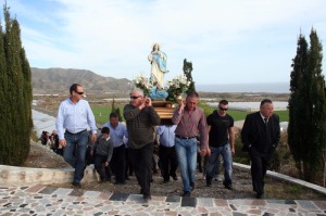 Los portantes llegando al cabezo de la Cruz. El Garrobillo (guilas)