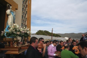 La Cuadrilla canta a la Virgen en la puerta de la iglesia. El Garrobillo (guilas)