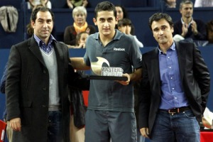 Almagro, junto a Albert Costa y Alberto Berasategui, recibiendo el trofeo como finalista del III Masters de Bilbao