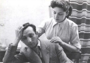 Aurelia Gonzlez Frutos consuela a Francisco Garca Albaladejo en 'Una Aventura Vulgar' (Antonio Crespo, 1953)
