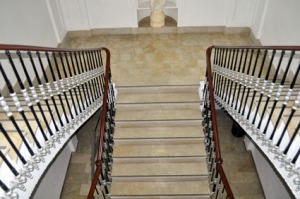 Vista hacia abajo de la escalera 