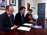 Jos Espadas, alcalde de Alhama, Francisco Alfonso Guzmn, director de la Vuelta, y Alfonso Fernando Cern, concejal de deportes, en el acto de la firma del convenio