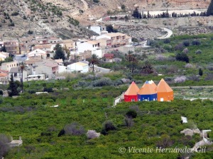 La insercin de elementos urbanos en el entorno rural, cuando se hace sin criterio tiene resultados negativos hasta para el paisaje del que forma parte 