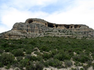 Panormica del frente de cuesta del Calar de las Cuevas de Zan. Se observan las llamativas cavidades originadas en las estratificaciones cruzadas de conglomerados [LIG ZAEN]