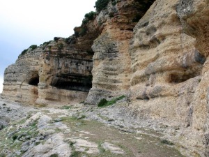Escarpe y camino por las que se accede a las Cuevas de Zan 