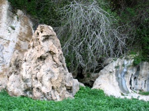 Detalle de un bloque de travertinos despendido de lo alto de unas de las cuevas 