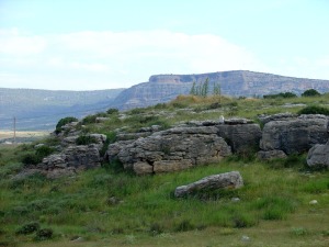 Bloques de areniscas fracturados por diaclasas. Al fondo las cuevas de Zan 