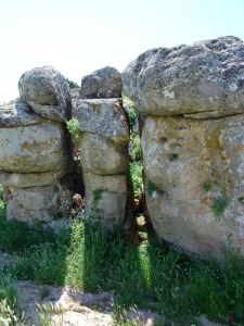 Un bonito modelado originado por la disolucin de la roca por las diaclasas. Presa de la Risca [LIG ZAEN]