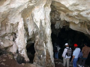 La entrada a la cueva del Carrascal de Bajl aparece soportada por columnas 