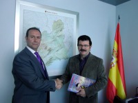 Juan Francisco Perales, Jefe de Seguridad de Fomento de Protecciones y Seguridad, y Francisco Guzmn, director de la Vuelta, durante la firma del acuerdo