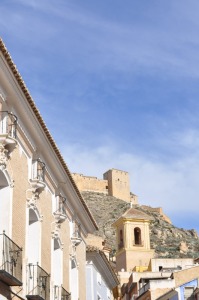 Mula-casa remozada, iglesia, castillo y cielo azul 