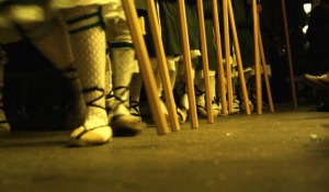 Los nazarenos-estantes calzan sus pies con esparteas 