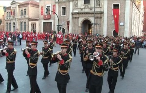 Banda de msica tocando durante la Procesin de la Archicofrada de la Preciossima Sangre del Mircoles Santo 