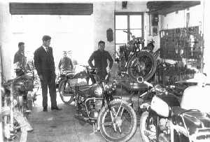 Taller de motos en 1959.