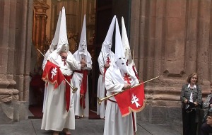 Salida de los penitentes desde la iglesia de San Juan de Dios 