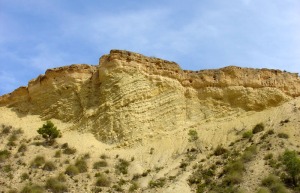 Discordancia entre las margas y margocalizas cretcicas subverticales (color amarillento) y los sedimentos plio-pleistocenos horizontales del glacis (color rojizo) (parada 3) 